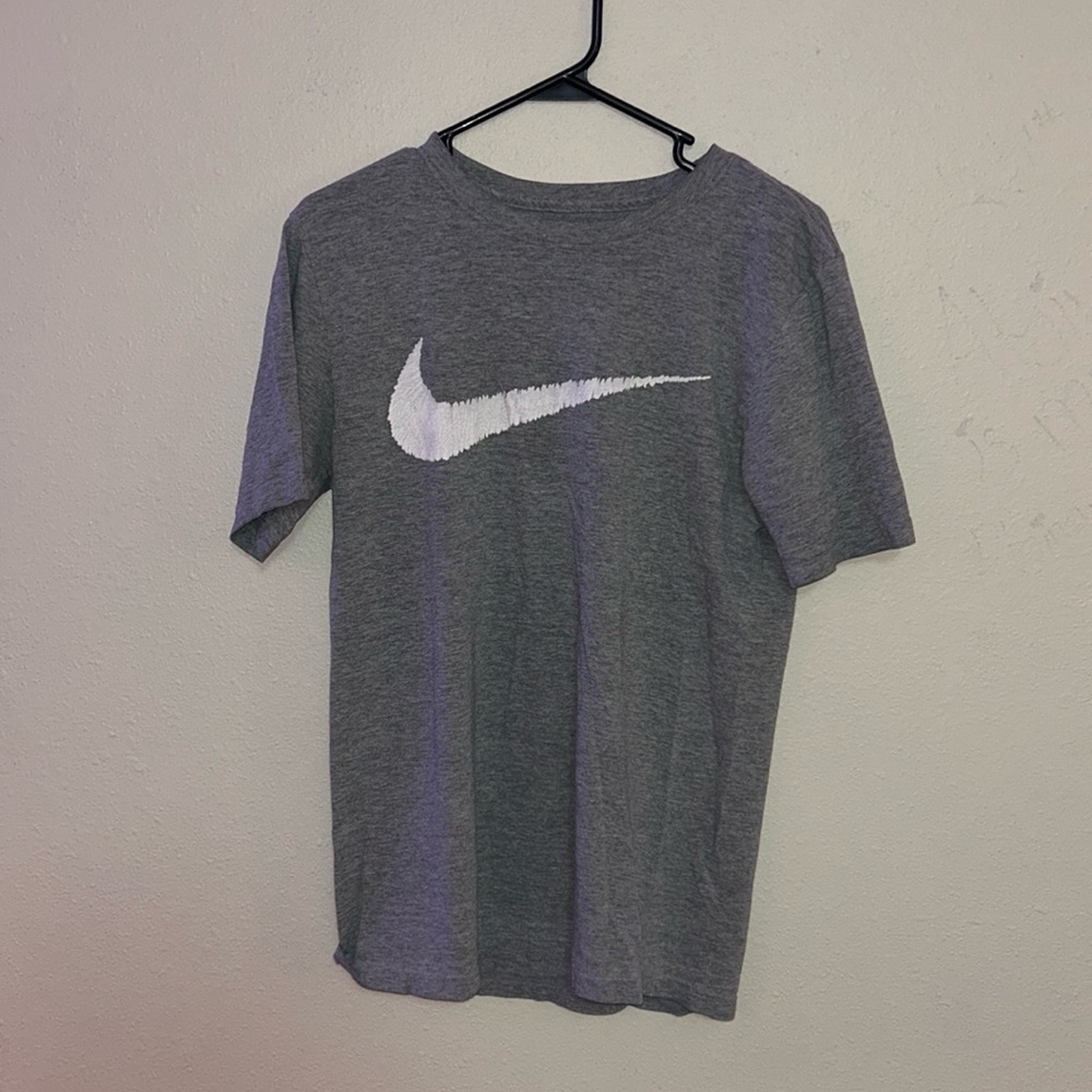 grey nike tee-shirt